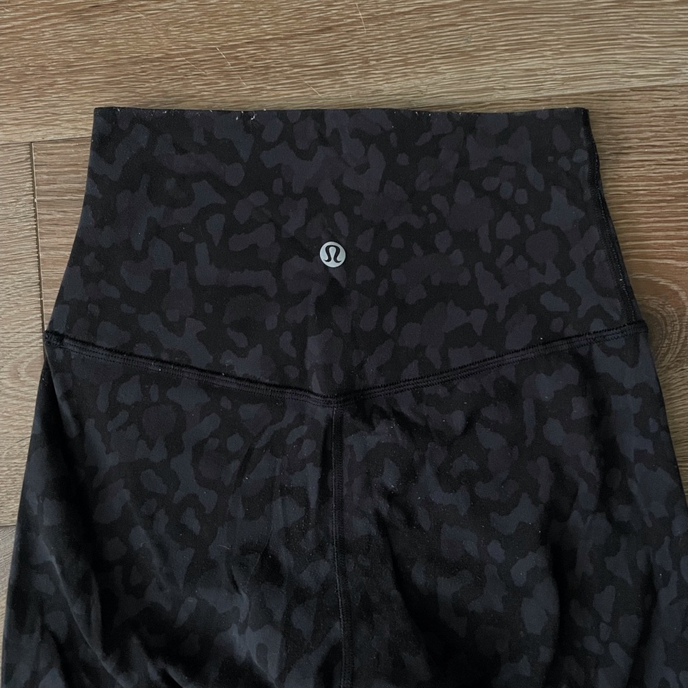 RARE Lululemon 25” inseam size 2 printed leggings!